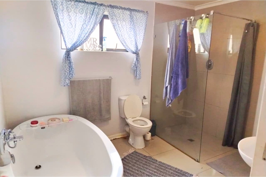 5 Bedroom Property for Sale in Loucharmante Western Cape